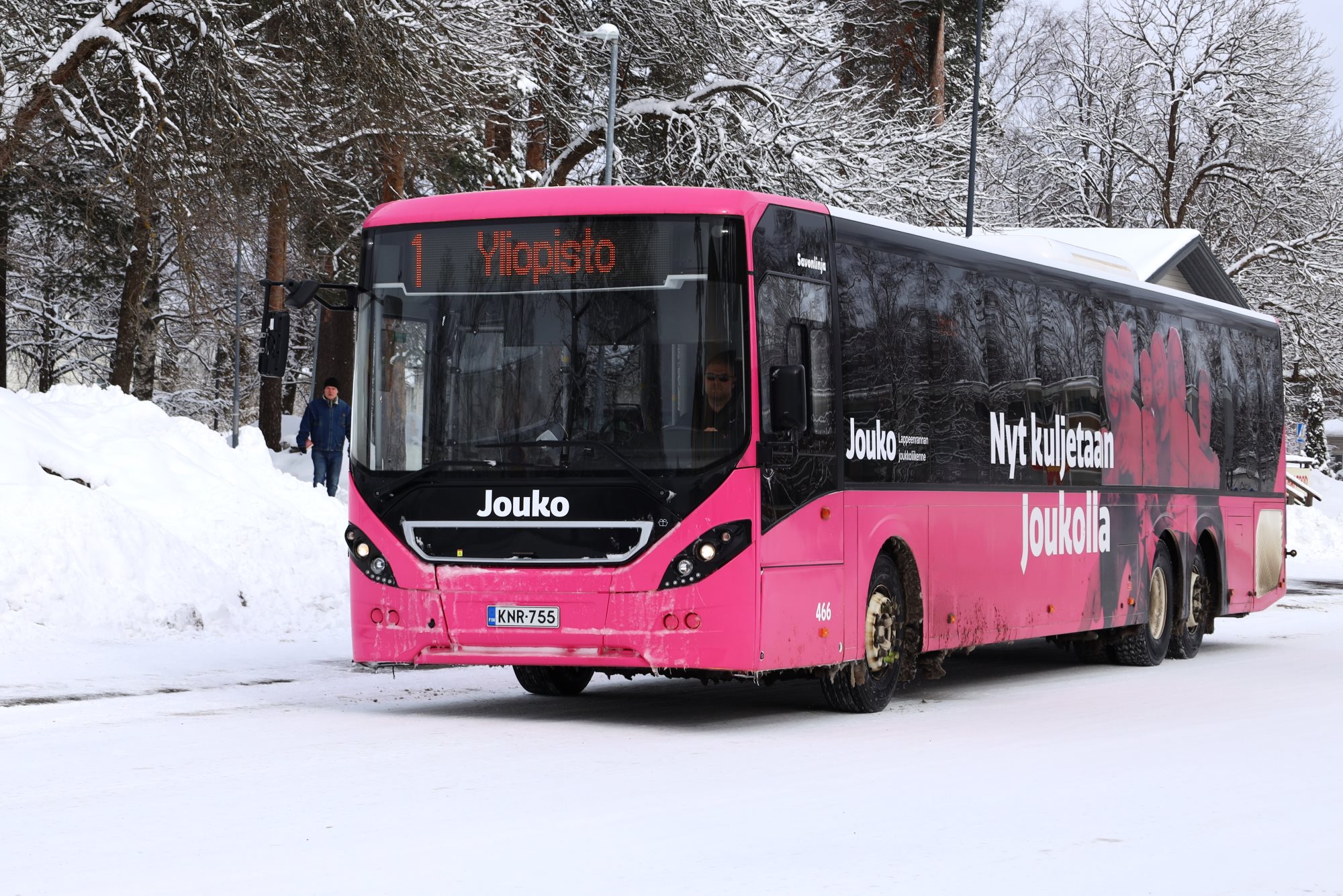 Jouko-bussi talvisessa maisemassa.